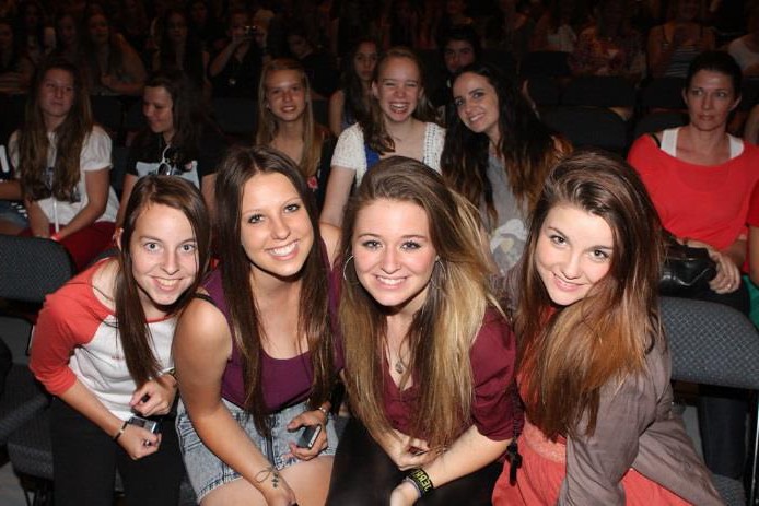 These teens are at a concert together.